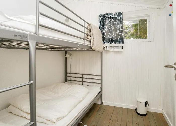 10 Person In Graested-by Traum
